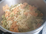 Macarrones con chorizo, bacon y tomate