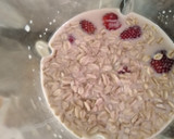 Foto del paso 2 de la receta: Licuado de fresa con avena