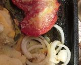 Foto del paso 2 de la receta: Zapallitos y tomate 🍅 rellenos con salsa blanca gratinada y cebolla caramelizada