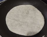 Foto del paso 5 de la receta: Tortilla🍆🧀 rellena🌯 de berenjena tatemada, cebolla🌰, queso🍐 y pera🥙🫓🧀