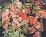 Foto del paso 3 de la receta: Salmón con verduras y quinua