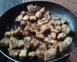 Foto del paso 3 de la receta: Cubos de berenjena en salsa y salteado de col..