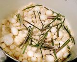 Gyökérpetrezselyem krémleves, reszelt sajttal, pirított hagymával recept fázis 1 fotója