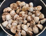 Foto del paso 4 de la receta: Salchichas frescas encebolladas con Champiñones