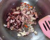 Foto langkah ke 4 dari resep Tumis cumi asin.