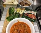 Foto langkah ke 1 dari resep Korean Kimchi Soup in Pot.