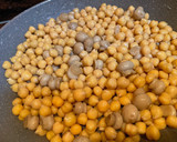 Foto del paso 2 de la receta: Garbanzos salteados al pesto