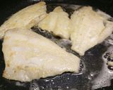 A picture of step 3 of Platessa alla Mugnaia - pan fried plaice fillet.