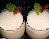 A picture of step 4 of Banana and strawberry shake.