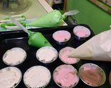 Foto langkah ke 4 dari resep Bolu kukus semangka.