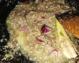Gambar langkah 2 resipi Pucuk Ubi Goreng.