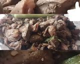 A picture of step 8 of Chicken Livers and Gizzards with Onions and Peppers.