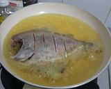 Foto langkah ke 4 dari resep Ikan Bawal Goreng Asam Manis Pedas.