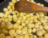 Foto del paso 3 de la receta: Ñoquis a la sartén 🥓🧈