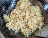 Foto langkah ke 6 dari resep Mie Keriting Cabai Hijau.