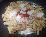 Foto del paso 4 de la receta: Pasta con langostinos y salmón ahumado