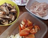 Foto langkah ke 1 dari resep Tumis kuah ayam jamur ala Indah.