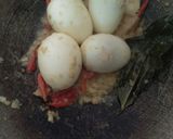 Foto langkah ke 2 dari resep Telur Tumis Bawang Putih dan Kemiri.