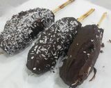 Hình bước làm 2 của món Kem chuối phủ chocolate