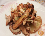 Foto del paso 12 de la receta: Pulpitos al ajillo, con patatas hervidas en su caldo