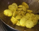 फ्राईड मसाला आलू (fried masala aloo recipe in Hindi) रेसिपी चरण 2 फोटो