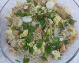 A picture of step 4 of Chicken egg fried rice with noodles.