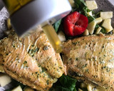 Foto del paso 5 de la receta: Salmón con ensalada de rúcula, canónigos,manzana 🍎 y fresón