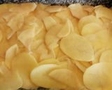 Tojásos tepsis krumpli 🥔🧅🥚🧀 recept fázis 1 fotója