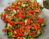Foto langkah ke 4 dari resep Ayam goreng sambal pelangi.