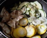 Foto del paso 2 de la receta: Pizzas🍕de vegetales🥗en pan turco🍕