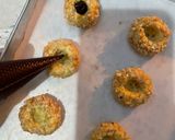 Foto langkah ke 4 dari resep Peanut Choco Thumbprint Cookies.