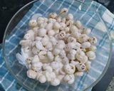 A picture of step 4 of Makhana chat.