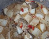 Hình bước làm 2 của món Nấm đùi gà kho tộ