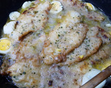 Foto del paso 4 de la receta: Merluza en salsa verde con Gambitas!🐟🦐🍴