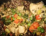 Foto del paso 7 de la receta: Pollo salteado con vegetales y Quinoa mixta!