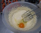 Foto del paso 3 de la receta: Torta de ciruelas frescas y yogurt
