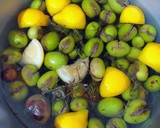Foto del paso 5 de la receta: Aceitunas gordales en un aliño de hierbas aromáticas infusionada