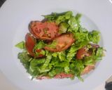 Foto del paso 4 de la receta: Filete de pescado salteado con pimiento, sobre lecho de tomato y lechuga