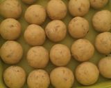 Foto langkah ke 3 dari resep Bola Ubi Isi Coklat.