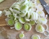 Foto del paso 1 de la receta: Salmón al papillote con puerros y queso feta