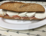 Foto del paso 2 de la receta: Bocadillo integral con serrano y queso fresco