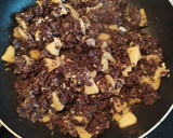 Foto del paso 2 de la receta: Saquitos y empanada de hojaldre rellenos de morcilla