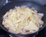 Hình bước làm 1 của món Măng Xào Thịt Heo Nấm Linh Chi Nâu