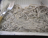 Foto del paso 3 de la receta: Gulas al ajillo acompañadas de atún en vinagre