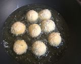 Foto langkah ke 7 dari resep Bola bola kentang mozzarella.