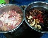 A picture of step 1 of Chicken steam oyster sauce.