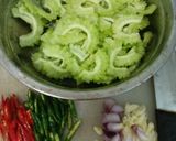 Foto langkah ke 2 dari resep Oseng Pare Pedas Simple.