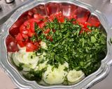 Une image de l'étape 7 de Salade marinée de concombre et tomates à la coriandre.