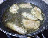 Foto del paso 4 de la receta: Pollo frito adobado crujiente