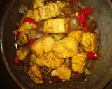 Foto langkah ke 6 dari resep Tumis Kulit Sapi (Cecek) dan Putih Telur.